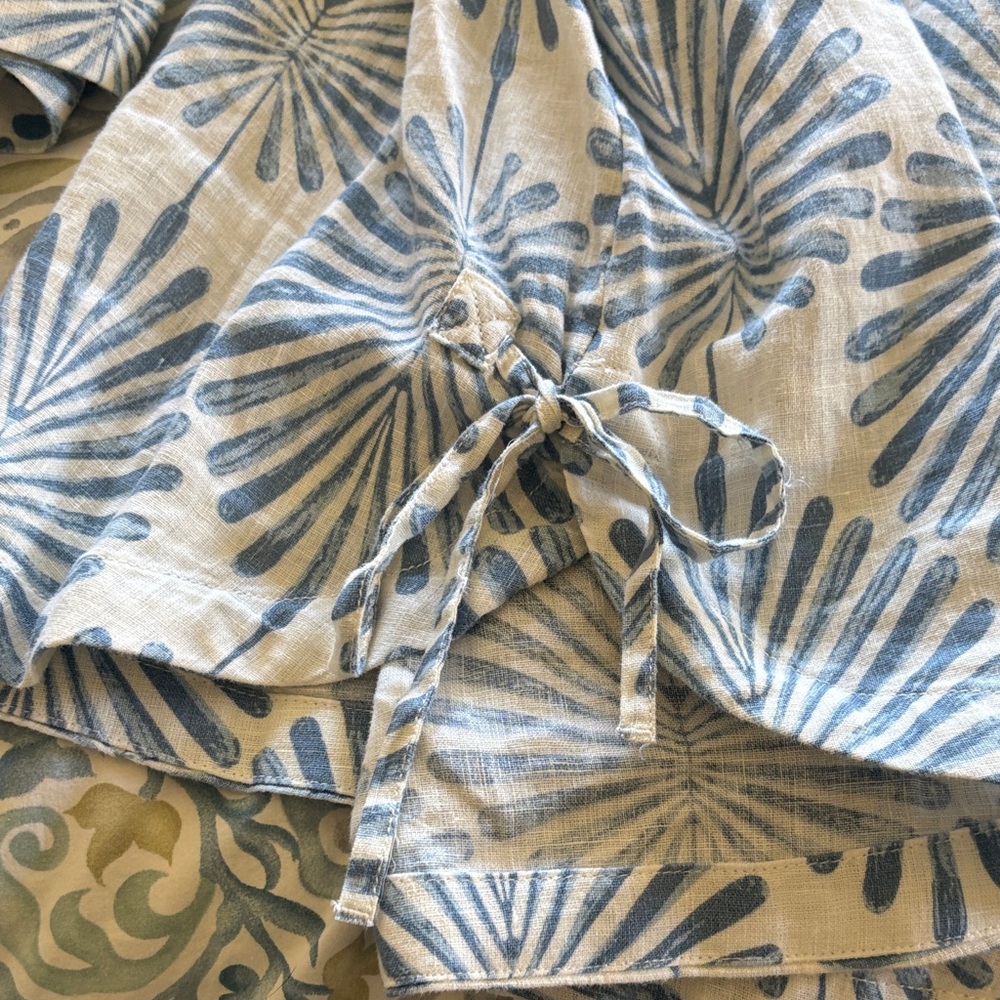 Women’s linen Shirt in Blue and White - Picture 3 of 5